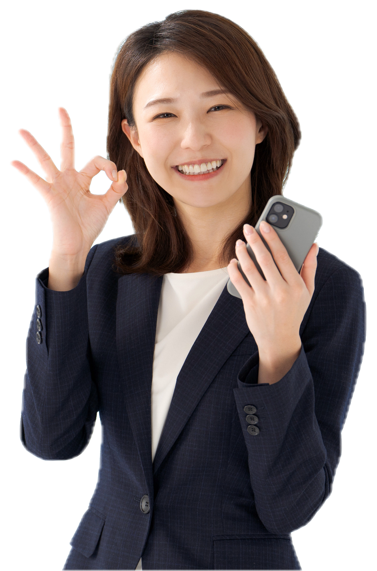 スマートフォンを手に笑顔でOKサインをする女性